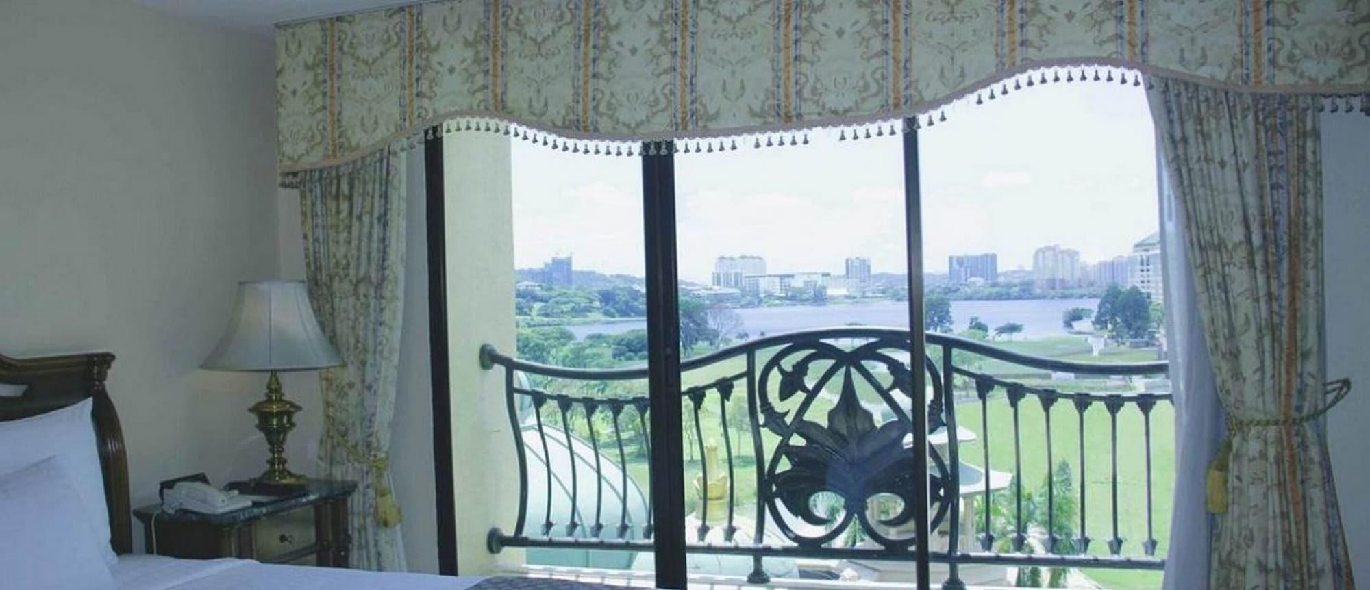 Palace Of The Golden Horses Seri Kembangan Exterior foto A view of the Chao Phraya River from the hotel