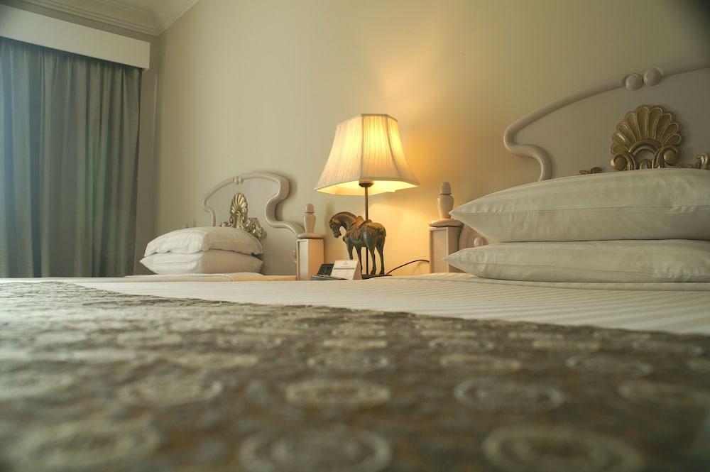 Palace Of The Golden Horses Seri Kembangan Exterior foto A bedroom with carpet