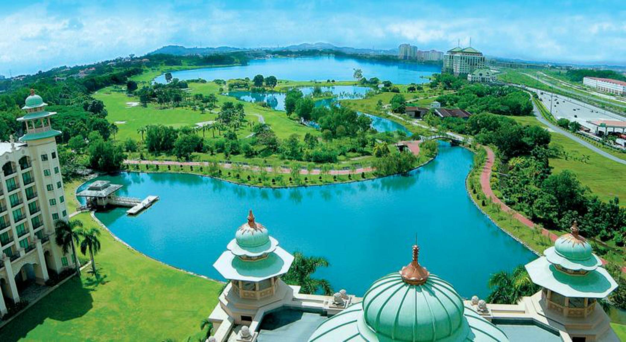 Palace Of The Golden Horses Seri Kembangan Exterior foto Putra Lakeside Golf Course