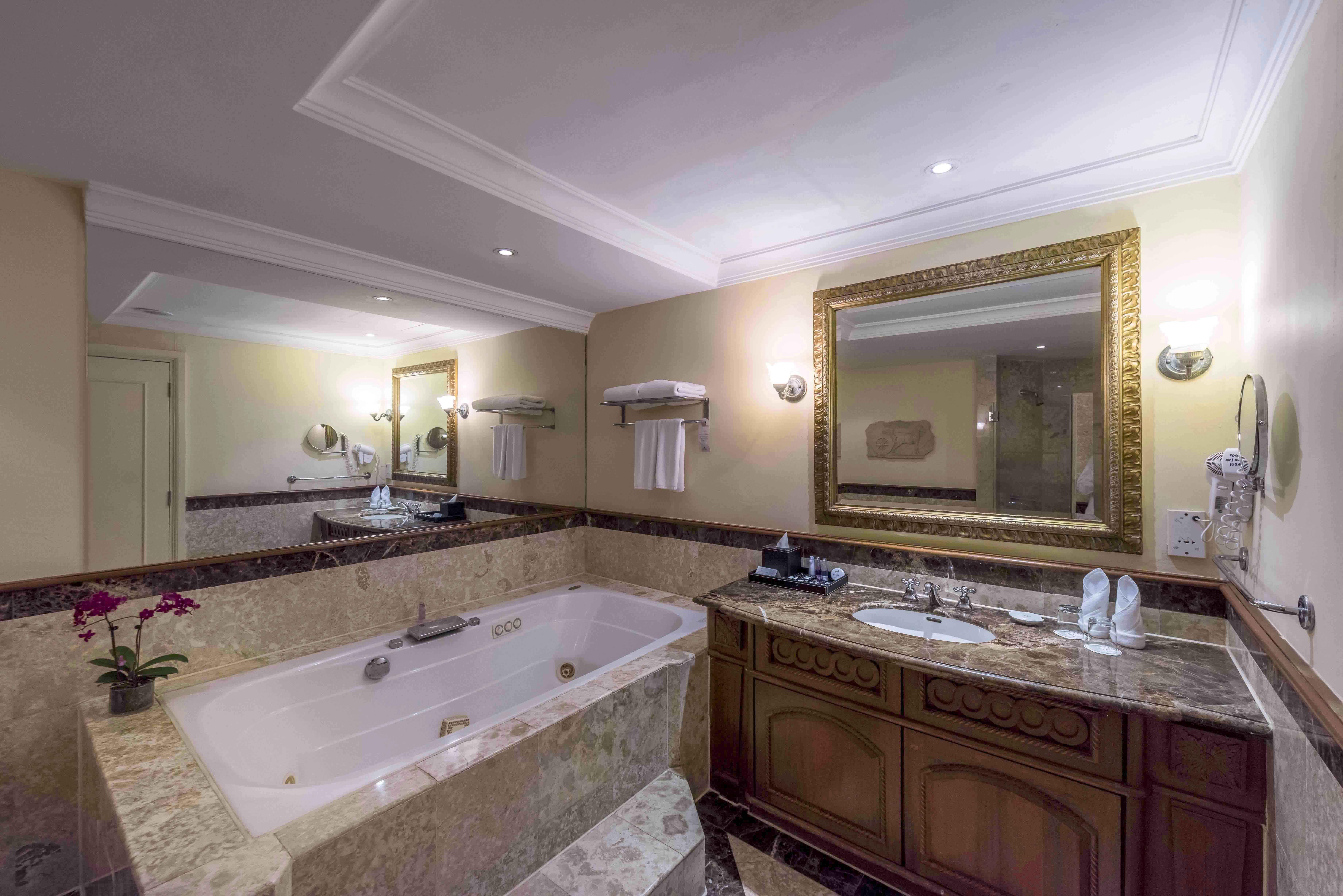 Palace Of The Golden Horses Seri Kembangan Exterior foto Bathroom