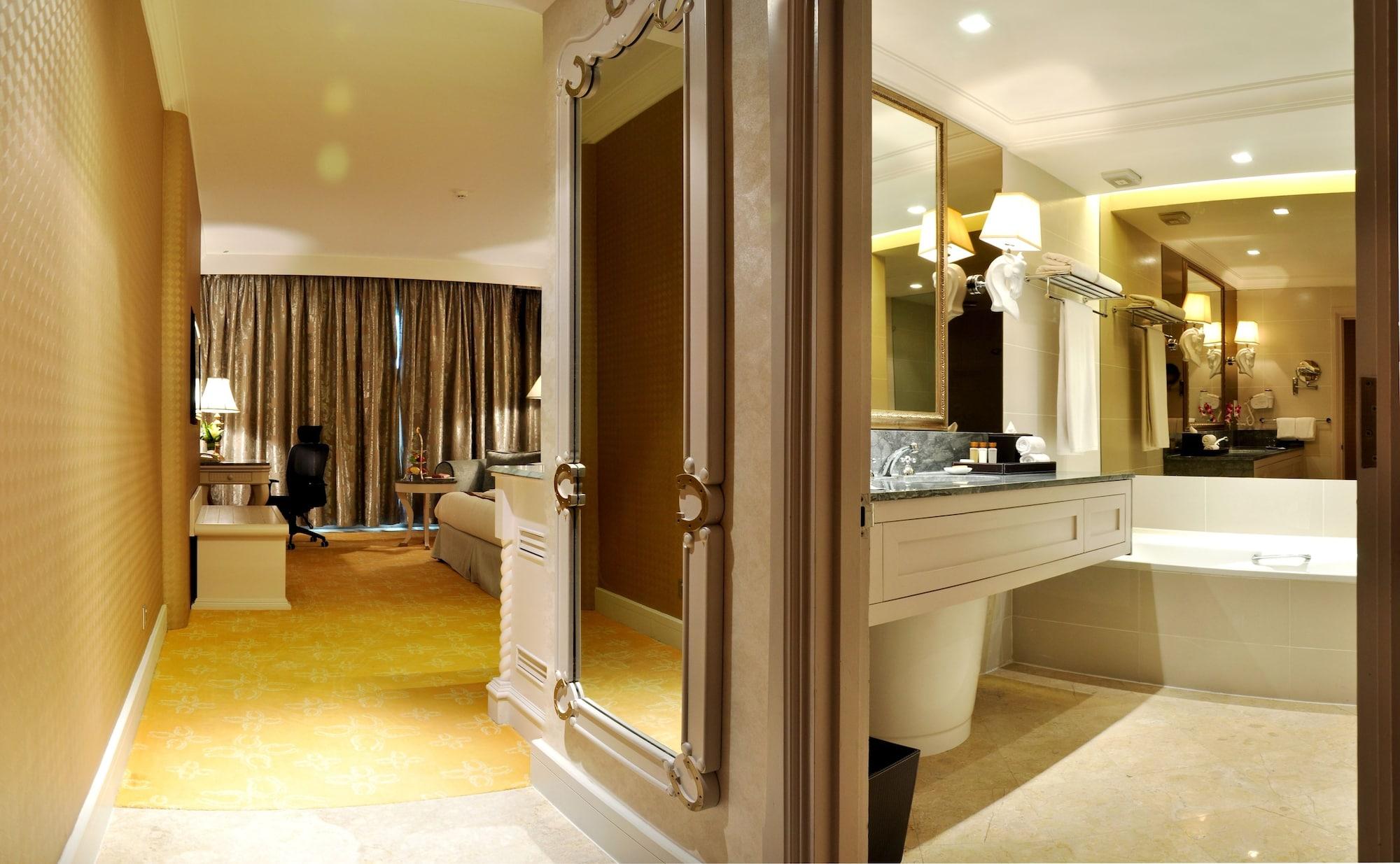 Palace Of The Golden Horses Seri Kembangan Exterior foto A bathroom at the Mandarin Oriental, Kuala Lumpur