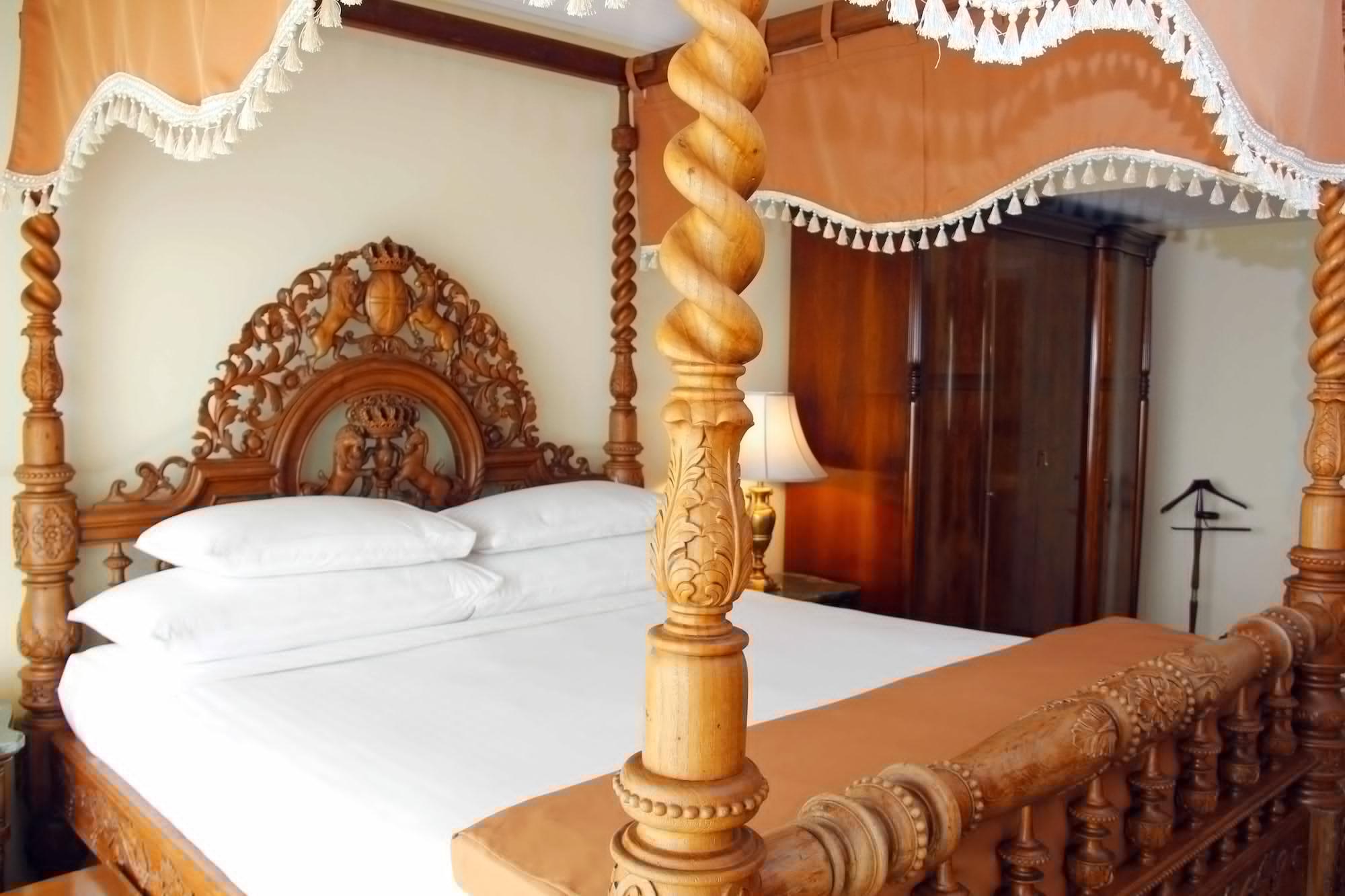 Palace Of The Golden Horses Seri Kembangan Exterior foto A bed with a canopy