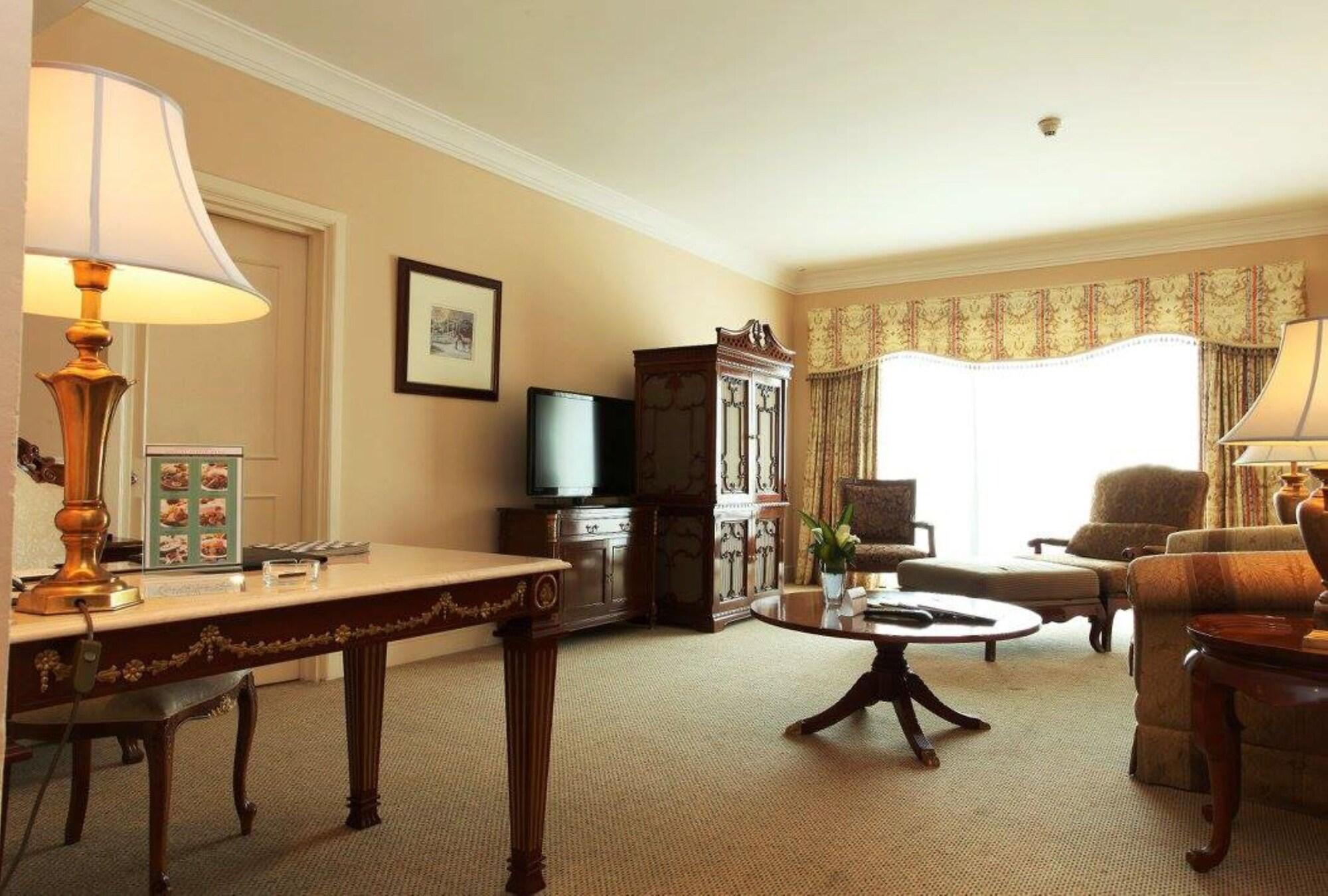 Palace Of The Golden Horses Seri Kembangan Exterior foto A typical living room at the Inn