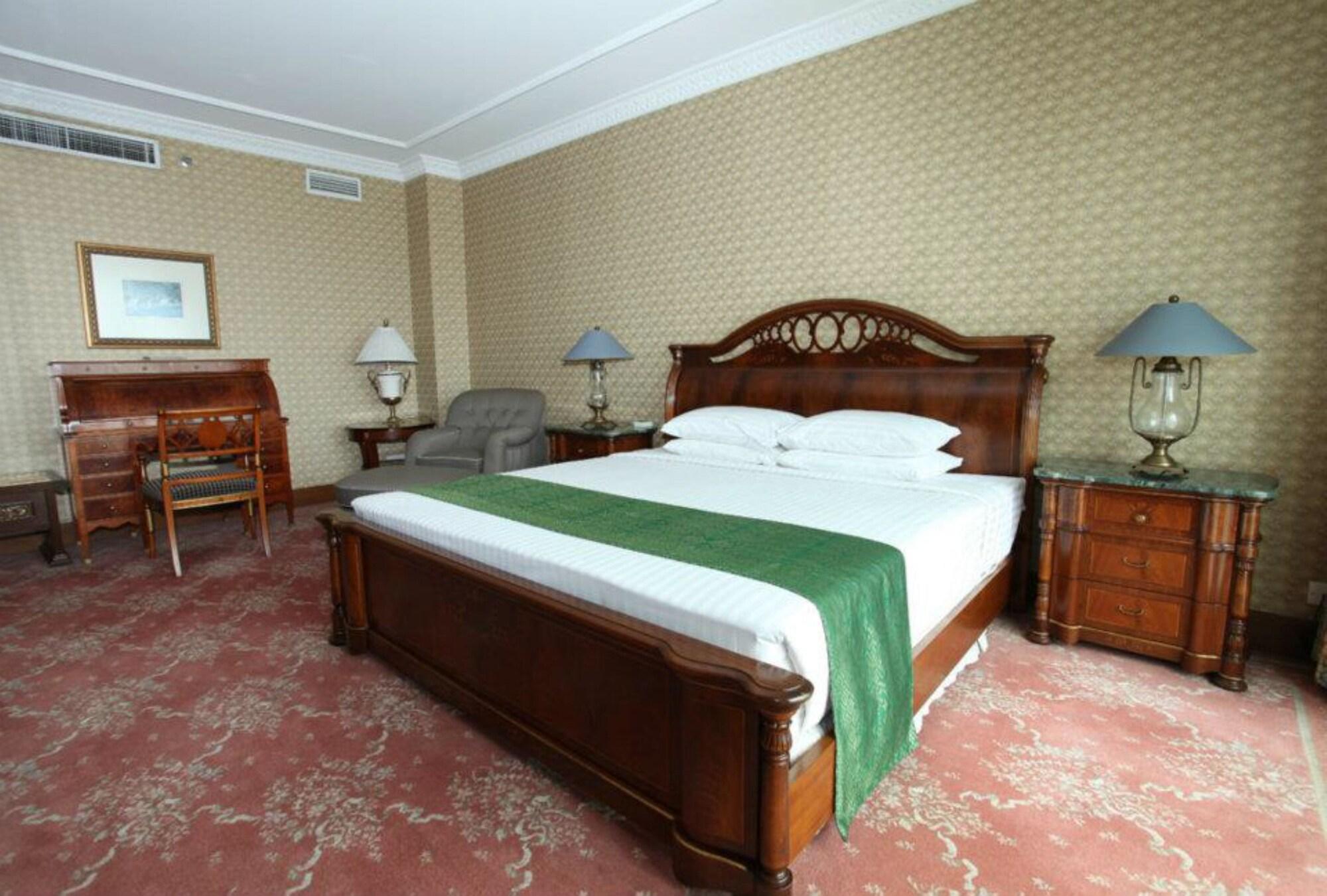 Palace Of The Golden Horses Seri Kembangan Exterior foto A bedroom at the hotel