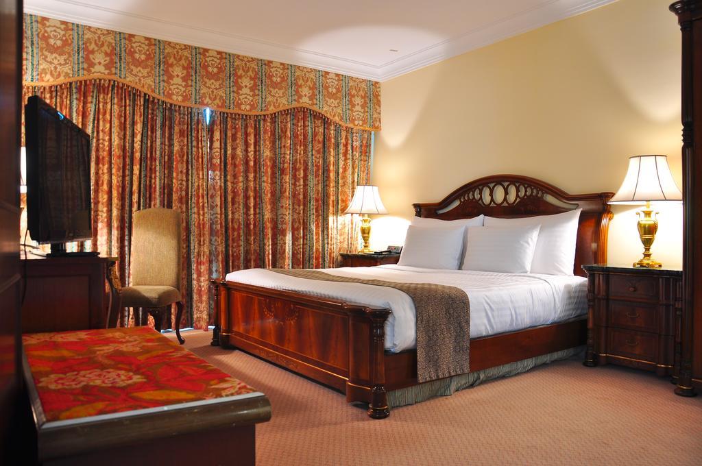 Palace Of The Golden Horses Seri Kembangan Exterior foto A bedroom at the hotel