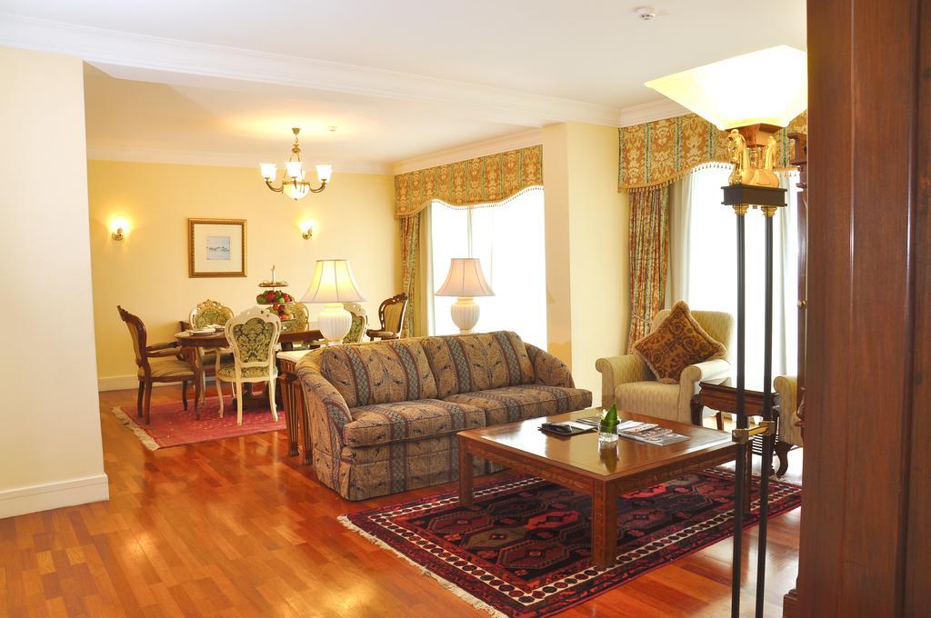 Palace Of The Golden Horses Seri Kembangan Exterior foto A living room in a typical apartment