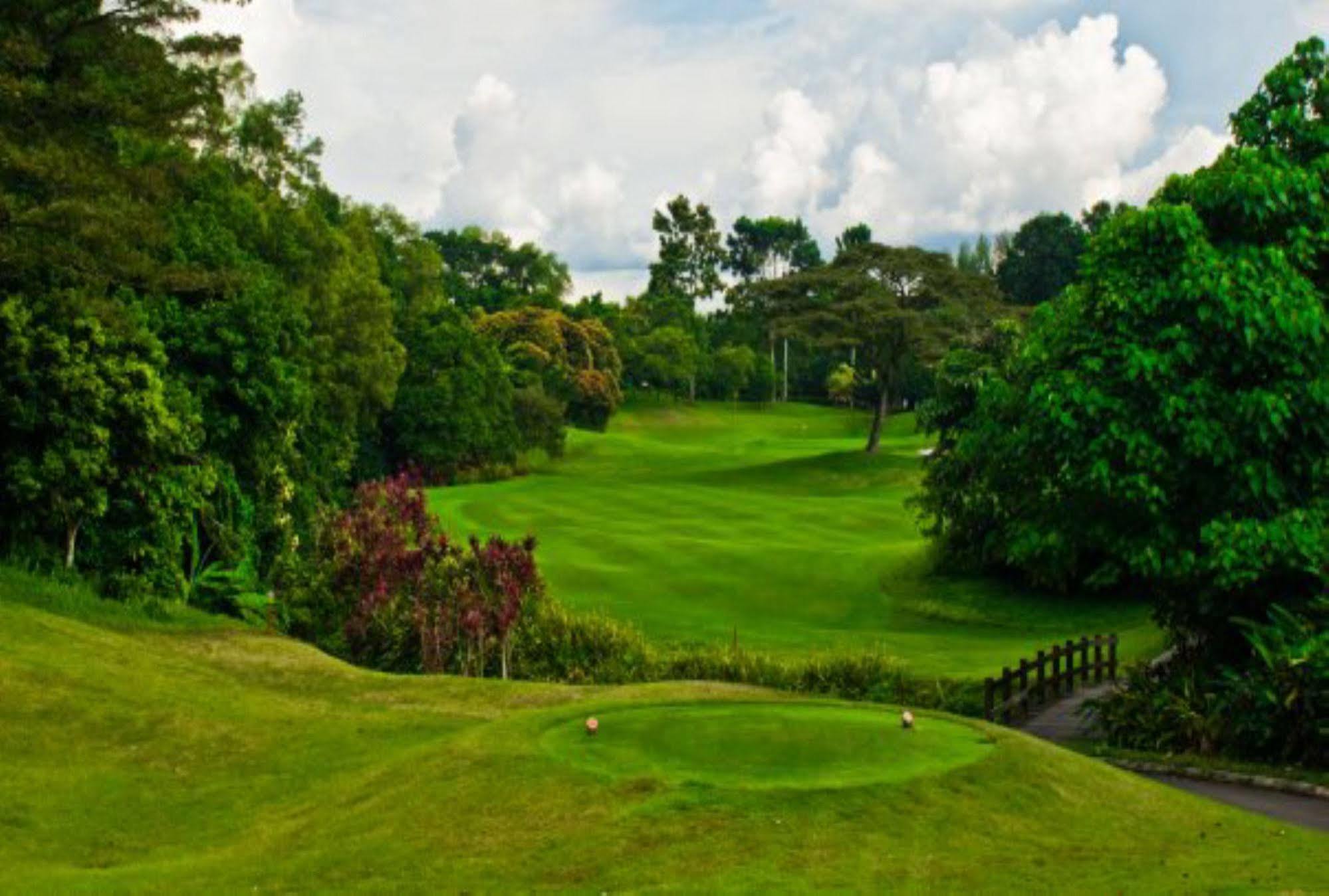 Palace Of The Golden Horses Seri Kembangan Exterior foto The 18th hole at the Royal County Down Golf Club