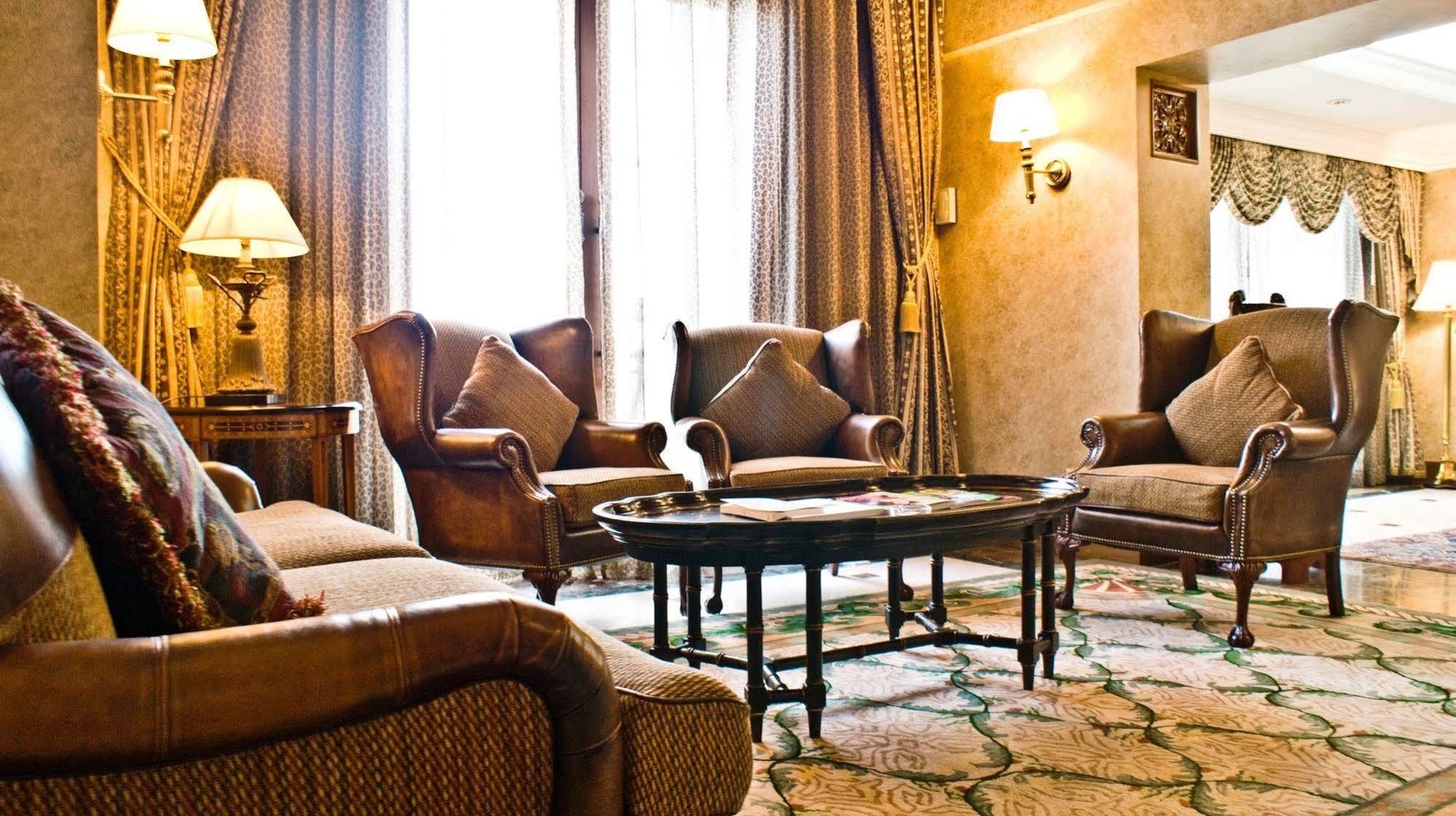 Palace Of The Golden Horses Seri Kembangan Exterior foto A living room