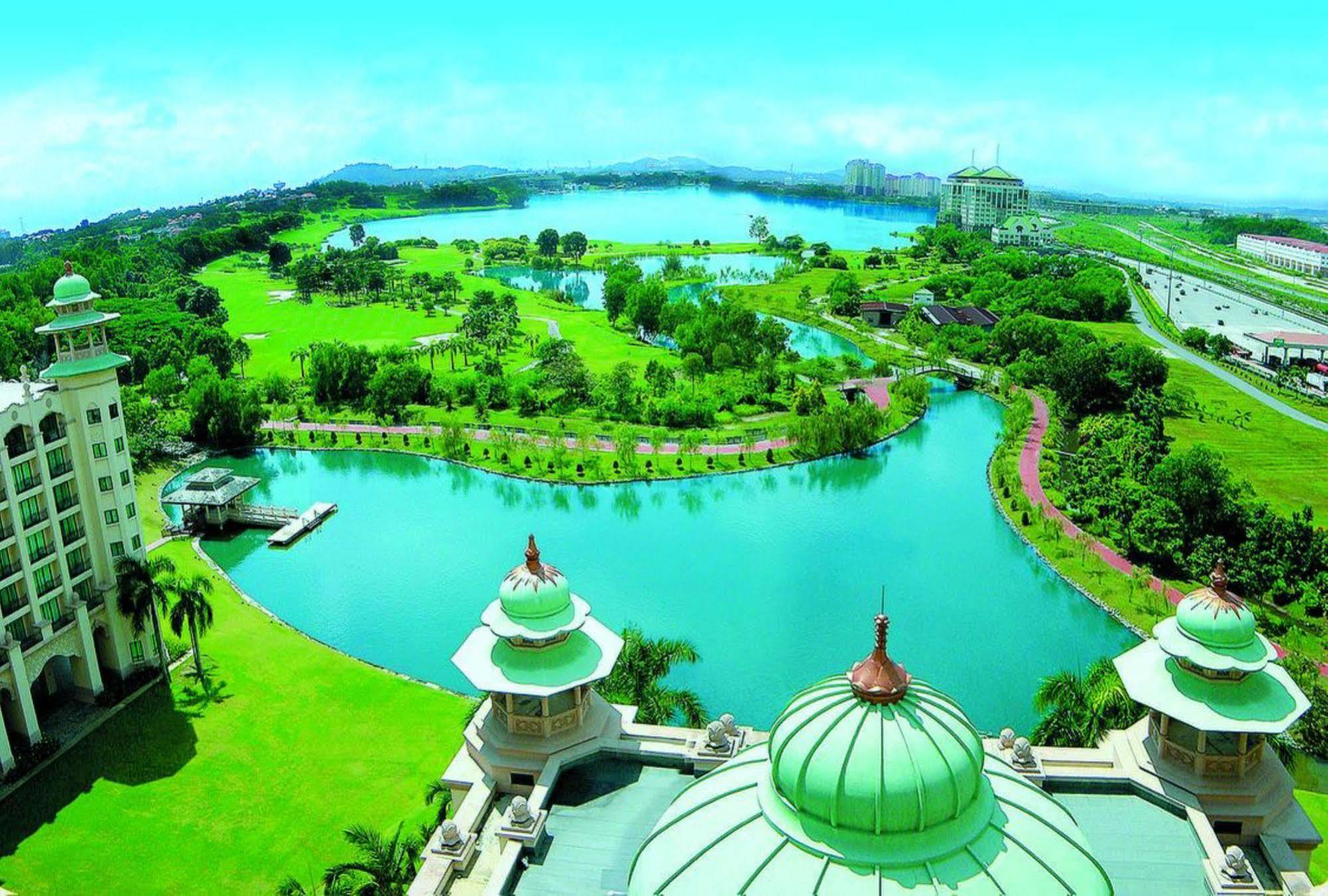 Palace Of The Golden Horses Seri Kembangan Exterior foto Putra Lakeside Golf Resort
